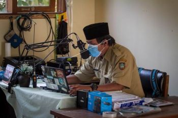 Mengajar menggunakan radio HT