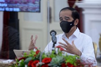 Presiden Joko Widodo ingatkan usaha mikro kecil tetap patuhi protokol kesehatan