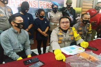 Miris! Bocah 5 tahun disiksa ibu kandung dan pacarnya dari pelintir tangan hingga patah sampai cubitan dan kening dipukul "HP"