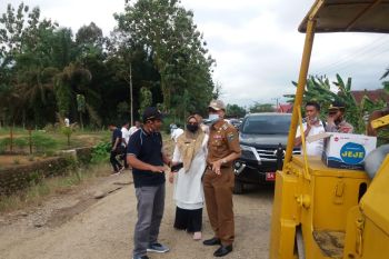 Bupati Pesisir Selatan tinjau pengerjaan jalan di Lunang
