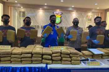 Selundupkan ratusan kilogram ganja, bapak dan anak ditembak