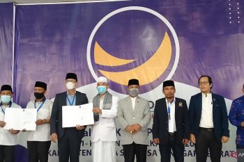 NasDem resmi menyerahkan SK calon kepala daerah di tujuh pilkada NTB