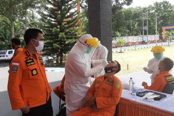 Puluhan pegawai Basarnas Manado jalani tes usap