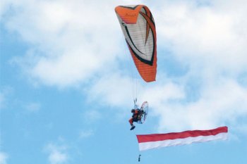 BENDERA MERAH PUTIH BERIKIBAR DI UDARA GIANYAR