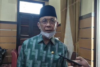 Wali kota mengingatkan warga tetap waspada COVID-19, kendati kasus landai