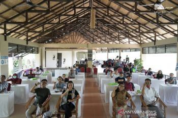 Kerja sama BOPLBF-Disnak Mabar gelar pelatihan pemotongan daging