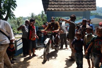 Bupati Pessel gunakan sepeda motor Trabas tinjau jalan pertanian