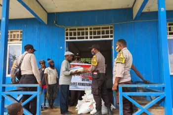Polres Mamberamo Tengah salurkan beras ke warga terdampak COVID-19