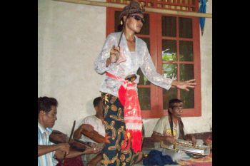 Kesenian tradisional "Kebangru'an" dari mengundang kesurupan ke seni pertunjukan