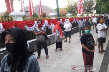 Presiden Jokowi membagikan 1.000 paket sembako untuk warga Yogyakarta