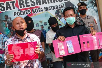 Kaget digerebek polisi, pria ini nekat kunyah sabu