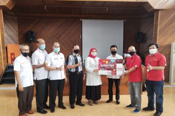 Telkomsel berikan 5.600 kartu perdana bagi pelajar di Sumbar