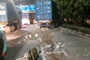 Diduga sopir mengantuk, sebuah truk trailer tabrak separator busway
