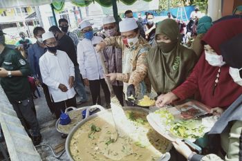 Wali Kota Banjarmasin menghadiri tradisi membuat bubur Asyura