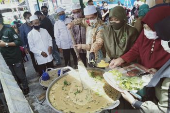 Wali Kota Banjarmasin hadiri tradisi membuat bubur Asyura