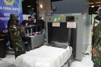 Prajurit Satgas Yonif R 641/Bru sita 29 karung pakaian bekas