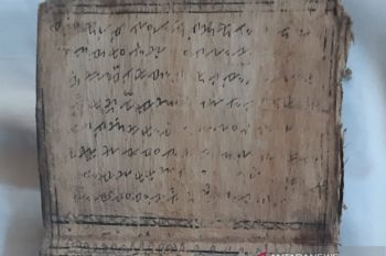 Pengelola Museum Balaputra Dewa  terima hibah dua buku naskah Arab
