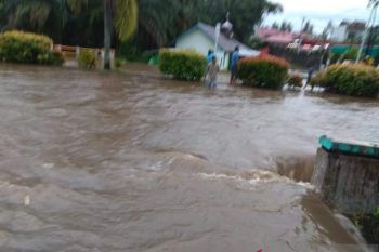 Banjir di Lubukbasung akibat warga dirikan bangunan di drainase