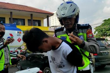 Polisi tangkap pengendara motor diduga pengedar sabu