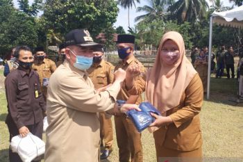 Antisipasi penyebaran COVID-19, Nasrul Abit salurkan bantuan APD di Sijunjung