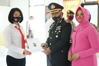 Dua Polwan Polres Simalungun peroleh penghargaan dari Komnas PA