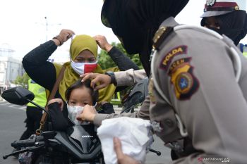 Polres OKU bagikan ribuan masker  kepada pengendara