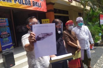 Polisi temukan 2 senjata ilegal saat geledah rumah mantan Kepala BPN Denpasar