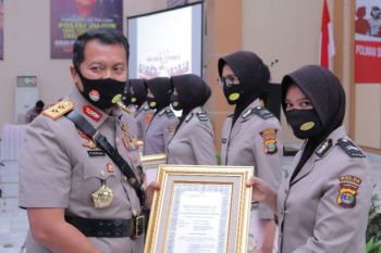 Dua Polwan Polres Lampung Timur terima penghargaan dari Kapolda