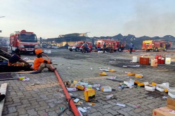 15 jam padamkan kebakaran kompleks Polytron di Demak