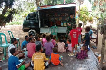 Prajurit TNI Yonif 125/Si'mbisa hadirkan perpustakaan keliling di perbatasan RI-PNG