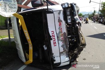 Minibus Tranek jalur Padang-Sungai Geringging alami kecelakaan dengan sepeda motor, hingga rebah