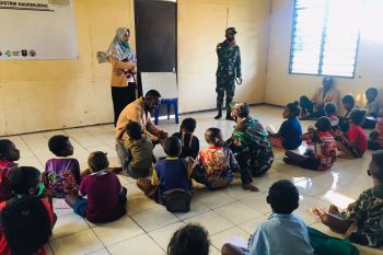 Satgas Yonif 125/Si'mbisa  gandeng mahasiswa Musamus Merauke berikan tambahan belajar  anak