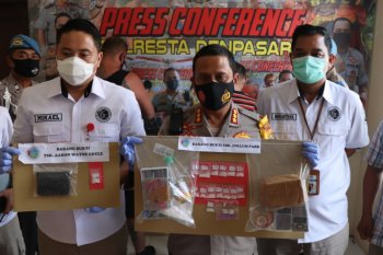 Dua WNA asal Inggris dan Australia  ditahan karena mengedarkan narkoba