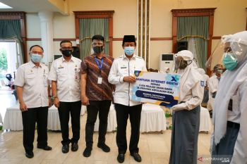 5.050 paket internet  diberikan ke siswa kurang mampu di Kepri