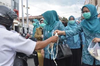Padang Panjang bagi-bagi sembako dan masker serta tes usap gratis