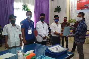 Pertama mendaftar di KPU Pasaman Barat, Yulianto-Syafrial diantar ninik mamak dan ratusan masyarakat