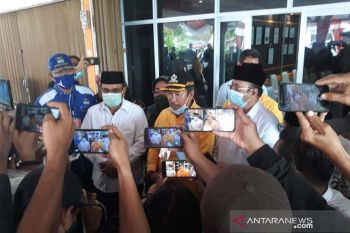 Naik motor antik, Aunur Rafiq bonceng Anwar ke KPU Karimun