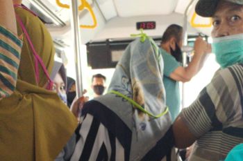 Masyarakat masih abaikan protokol kesehatan di transportasi umum