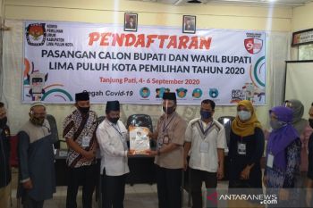 Satu-satunya calon perseorangan Pilkada Limapuluh Kota Ferizal-Nurkhalis mendaftar ke KPU