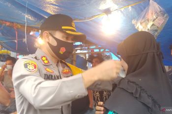 Polisi tegur warga tidak gunakan masker di kawasan Pasar Raya