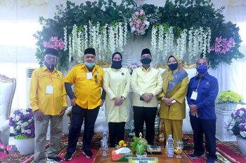 Pasangan Rajut disambut tarian tradisional saat  daftar di KPU Inhu
