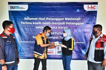 Peringati Hari Pelanggan, HK bagikan suvenir dan uang elektronik ke pengguna jalan