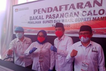 Tina-Ado didukung 10 partai saat mendaftar di KPU Mamuju