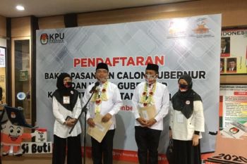 Denny Indrayana dengan pasangannya H Difriadi Derajat datang daftar ke KPU Kalsel