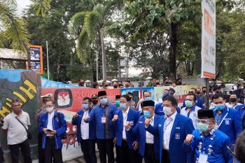 Pasangan Mulyadi - Ali Mukhni jadi pasangan keempat datangi KPU Sumbar