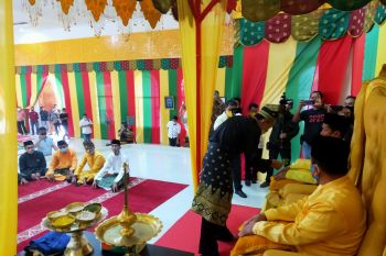 Sebelum mendaftar ke KPU,  Paslon ESA ditepuk tepung tawar