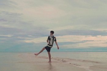 Julian Jacob bawa keindahan Pulo Cinta Boalemo di video musik "Layarkan"