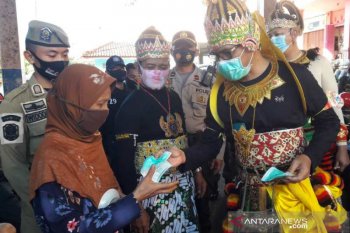 Bupati Temanggung pakai baju wayang sosialisasi wajib gunakan masker di pasar