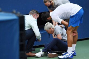 Djokovic didiskualifikasi karena pukulkan bola ke ofisial pertandingan