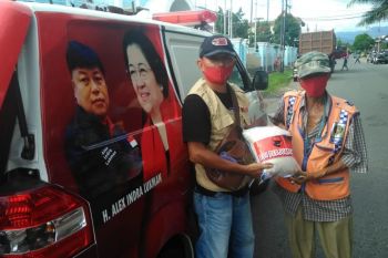 PDIP Sumbar bagikan 1.000 kilogram beras bagi warga tak mampu di Padang